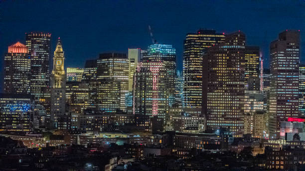 하버 타워의 야간 조명, 매사추세츠 주 보스턴 다운타운의 커스텀 하우스 시계탑. - boston aerial view charles river residential structure 뉴스 사진 이미지