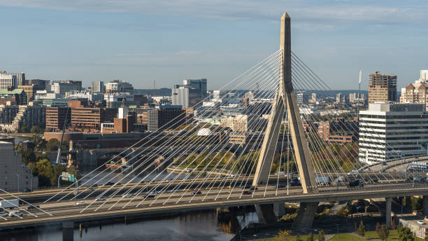 매사추세츠 주 보스턴에있는 leonard p. zakim bunker hill memorial bridge가 교통량이 많습니다. - boston aerial view charles river residential structure 뉴스 사진 이미지