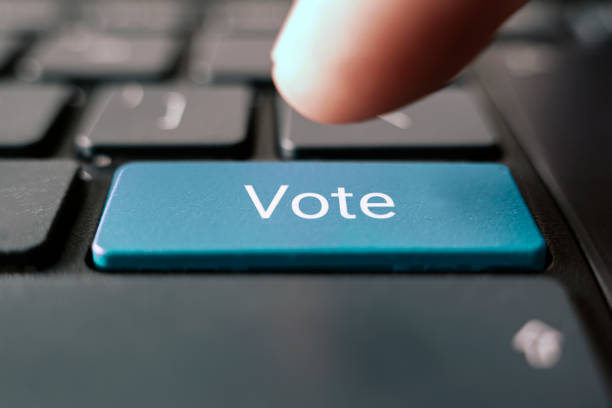 o conceito de votação eletrônica nas eleições. voz do povo - significa a opinião da maioria das pessoas, botão de conceito de texto no teclado - vote button fotos - fotografias e filmes do acervo