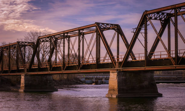 puente ferroviario de cedar falls - cedar falls iowa fotografías e imágenes de stock