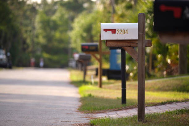 типичный американский почтовый ящик на открытом воздухе на стороне пригородной улицы - mailbox стоковые фото и изображения