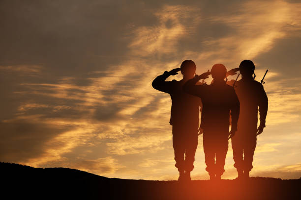 silhouetten von soldaten, die salutieren. grußkarte für veterans day, memorial day, independence day. feier der usa. - armed forces us veterans day military saluting stock-fotos und bilder