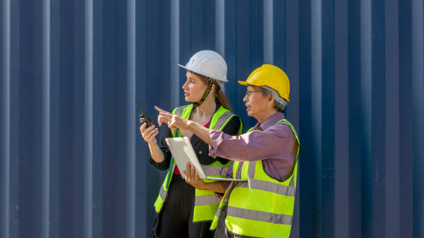 dos generaciones con asociación comercial en contenedores - shipyard construction industry built structure fotografías e imágenes de stock