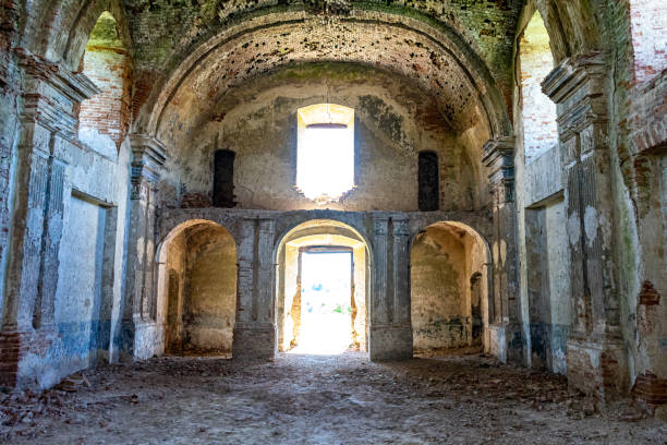 interior do antigo templo destruído. prédio abandonado de um templo antigo - cripta - fotografias e filmes do acervo