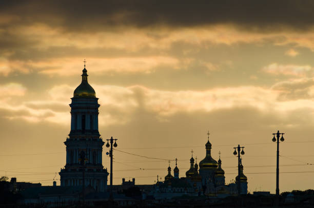 vista pittoresca sagoma nera di kiev pechersk lavra contro cielo tempestoso e nuvole cupe. si tratta di uno storico monastero cristiano ortodosso. patrimonio mondiale dell'unesco - kyiv orthodox church dome monastery foto e immagini stock