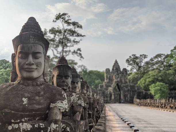 volto sorridente del buddha - angkor wat buddhism cambodia tourism foto e immagini stock