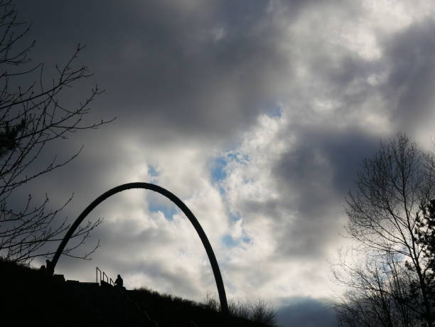 metallic arches formed from pipe of the hoheward halde horizon observatory in front of a dramatic cloudy sky - horizon observatory imagens e fotografias de stock