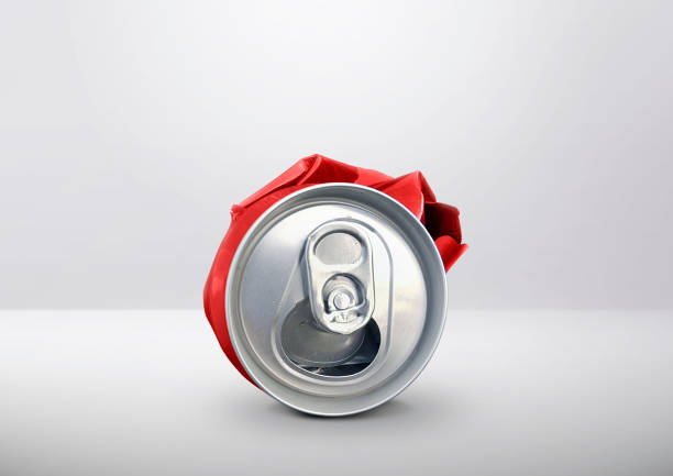 komprimierte dosen im studio im hintergrundraum - crushed can soda drink can stock-fotos und bilder