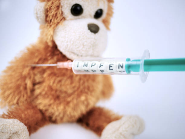 a nova pandemia é chamada de varíola de macaco. vacinação contra macacopox. - medizinisch - fotografias e filmes do acervo