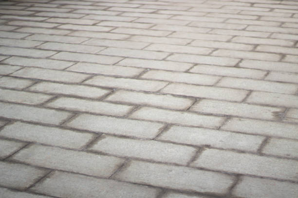 azulejos en la carretera. la textura del pavimento. - paving stone avenue stone curve fotografías e imágenes de stock