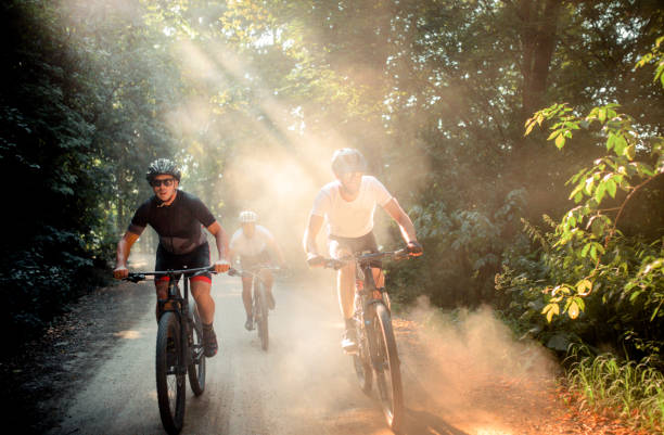 gruppe von mountainbikern fahrer, radfahren outdoor auf den berg - freizeitaktivität im freien stock-fotos und bilder