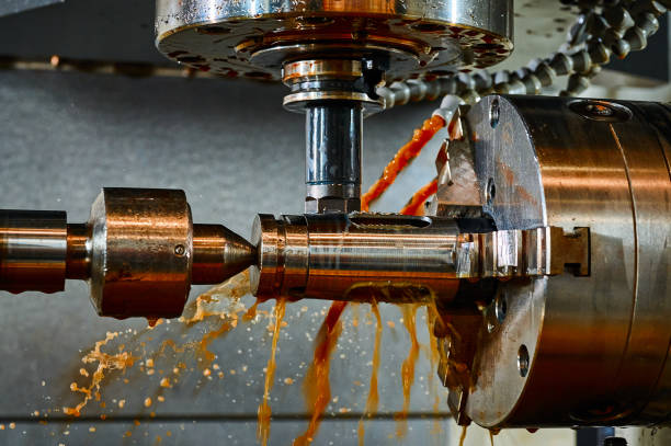 la máquina herramienta de torno funciona con una pieza metálica en el taller - fluido de corte fotografías e imágenes de stock