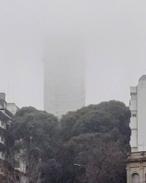 istock Niebla en la ciudad 1410616209