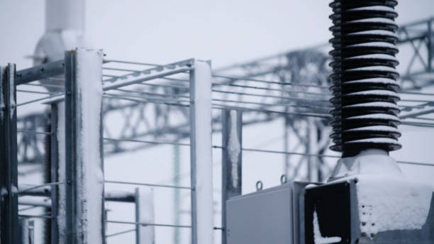 appareillages et commutateurs dans une centrale électrique avec structure en acier. détail de la centrale électrique, isolation haute tension. transformateurs de tension à la centrale nucléaire - nuclear power station photos et images de collection