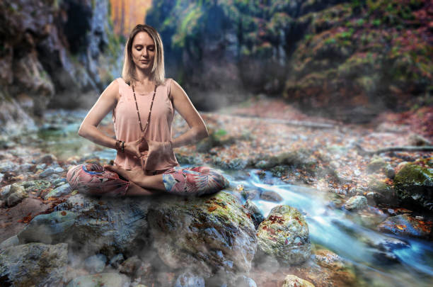 donna yoga vicino a un fiume nel canyon, meditando - pranayama foto e immagini stock