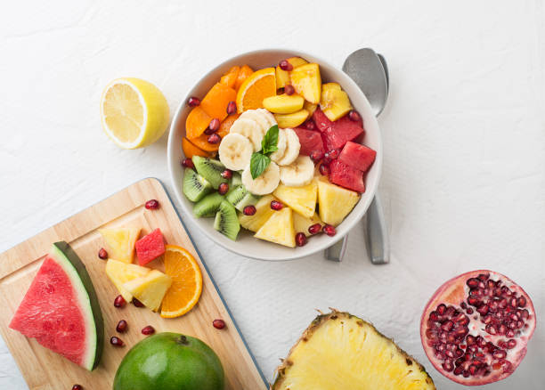 frischer salat - fruit salad fruit healthy eating making stock-fotos und bilder