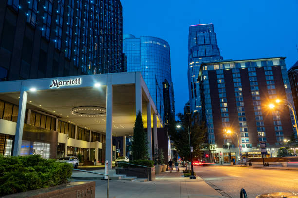 夜のカンザスシティのダウンタウン - kansas city missouri city skyline built structure ストックフォトと画像