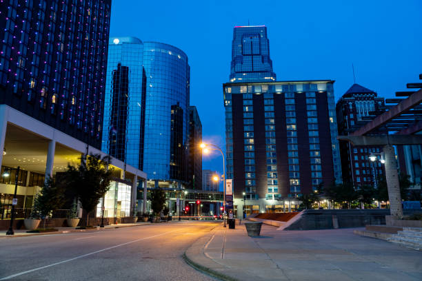 夜のカンザスシティのダウンタウン - kansas city missouri city skyline built structure ストックフォトと画像