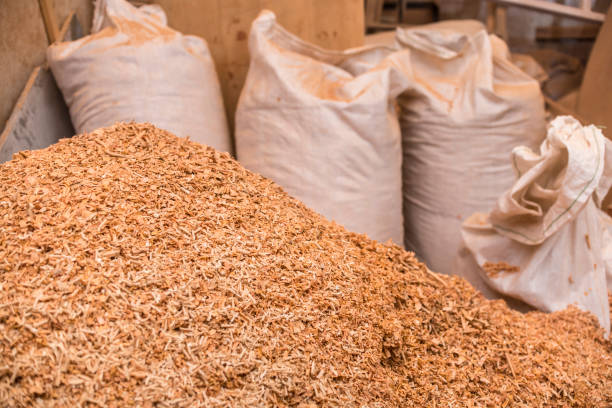 sacks of sawdust leftover from a woodworking and furniture making shop. to be reused for mulch or wood pulp. - 鋸屑 個照片及圖片檔