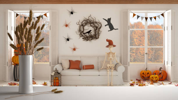 piano del tavolo bianco o mensola con cannucce, piante secche, ornamento, orecchie, covone, ramo in vaso, sopra il soggiorno di halloween con camino e paesaggio autunnale, design d'interni classico - wheat bundle bouquet food foto e immagini stock