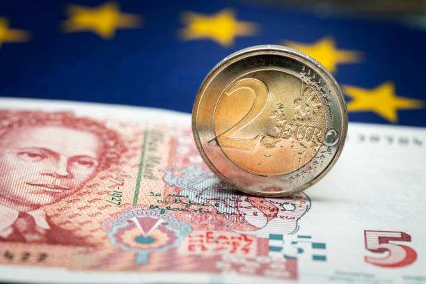 dinheiro búlgaro ao lado de uma moeda de 2 euros, conceito da bulgária juntando-se à moeda única da união europeia - european union coin european union currency euro symbol coin - fotografias e filmes do acervo