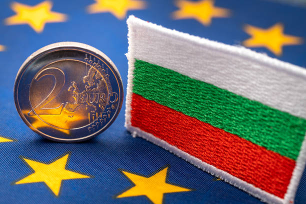 la bandiera della bulgaria sullo sfondo della moneta unica dell'unione europea, il concetto di adesione della bulgaria alla zona euro, - currency exchange currency euro symbol european union currency foto e immagini stock