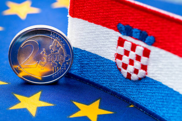 la bandiera della croazia sullo sfondo della moneta unica dell'unione europea, il concetto di adesione della croazia alla zona euro, - currency exchange currency euro symbol european union currency foto e immagini stock