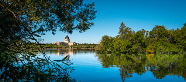 spokojny krajobraz jeziora wascana i parku leśnego w regina, saskatchewan, kanada, z widokiem na budynek legislacyjny saskatchewan. - wascana lake zdjęcia i obrazy z banku zdjęć