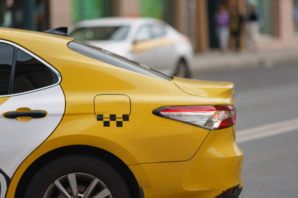 городское такси в москве - taxi стоковые фото и изображения