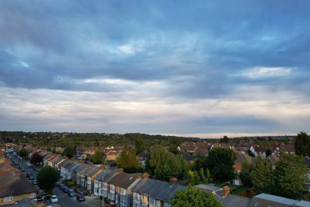 belle vue aérienne à angle élevé du coucher de soleil avec des nuages de pluie sur la ville de luton en angleterre royaume-uni - horizon over water england uk summer photos et images de collection