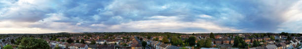 belle vue panoramique aérienne à angle élevé du coucher du soleil avec des nuages de pluie sur la ville de luton en angleterre royaume-uni - horizon over water england uk summer photos et images de collection