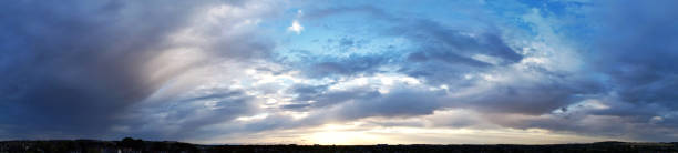 belle vue panoramique aérienne à angle élevé du coucher du soleil avec des nuages de pluie sur la ville de luton en angleterre royaume-uni - horizon over water england uk summer photos et images de collection