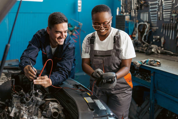 wszystko jest o wiele przyjemniejsze, gdy pracujemy razem - car battery car battery auto repair shop zdjęcia i obrazy z banku zdjęć