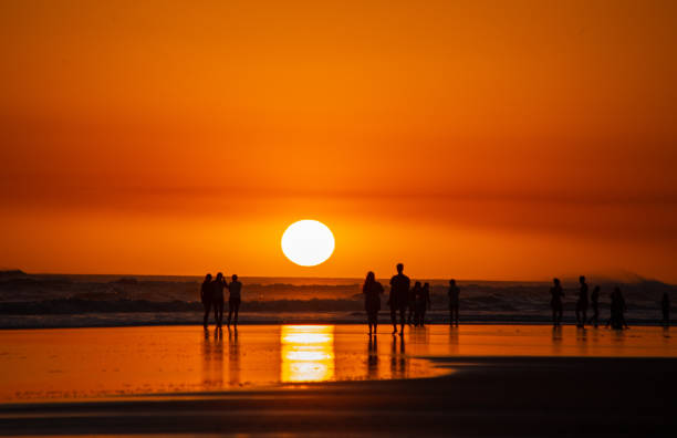 beau coucher de soleil avec le soleil caché dans la mer - 2972 photos et images de collection