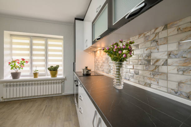 モダンなトレンディな白いキッチンのための改装されたインテリア - blinds showroom decor home improvement ストックフォトと画像