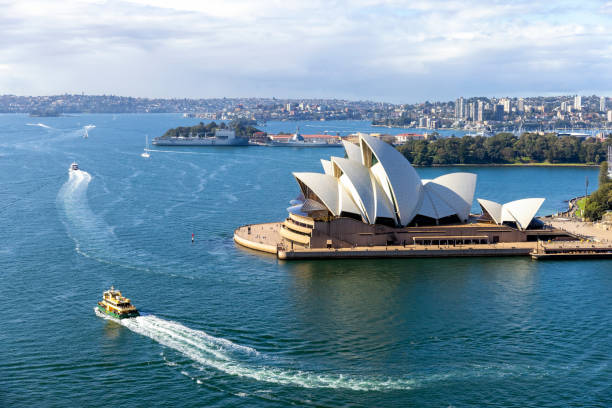 opéra avec vue sur la sity, arrière-plan avec espace de copie - sydney opera house opera house sydney australia sydney harbor photos et images de collection