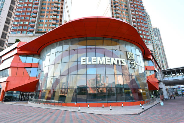 element, kowloon station shopping mall in hong kong - electronic billboard billboard sign arranging imagens e fotografias de stock
