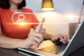 suchtechnologie-suchmaschinenoptimierung-person-die-laptop-verwendet-um-informationen-zu.jpg?b=1&s=170x170&k=20&c=qBA3wYs6_4NDFao0bp5k7wUDfxDFyFBRH9qt334x89Y=