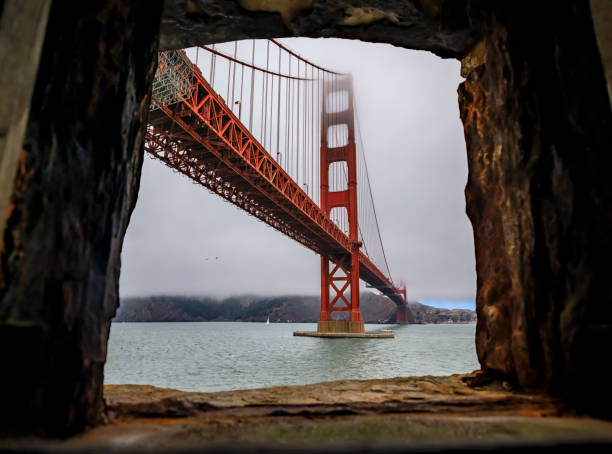 pont du golden gate avec brouillard encadré par une embrasure de fort point, san francisco - fort point historic site photos et images de collection