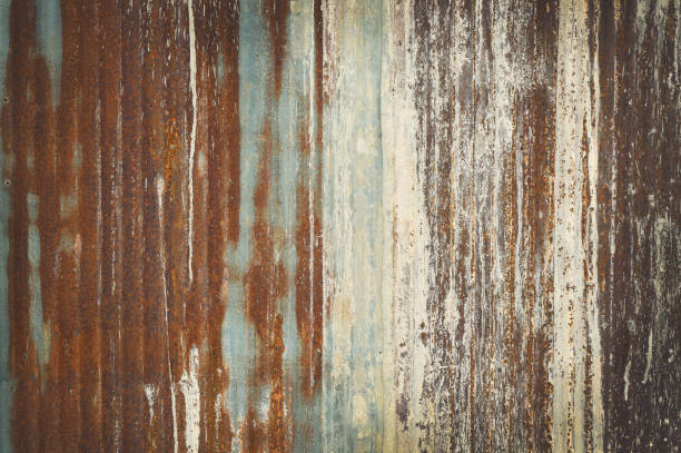 viejo fondo de textura de pared de zinc, oxidado en chapas de paneles de metal galvanizado. - corrugated iron rust rusty metal fotografías e imágenes de stock