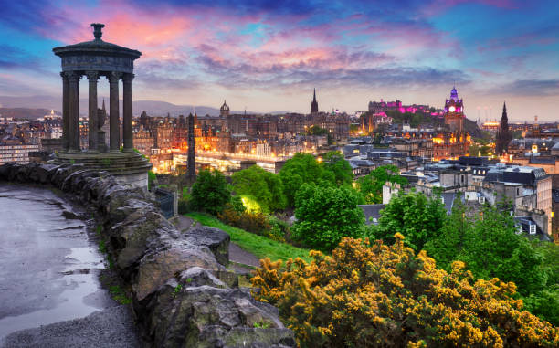 horizonte de edimburgo ao pôr do sol, reino unido - escócia - edinburgh scotland castle skyline - fotografias e filmes do acervo