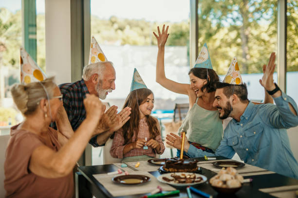 istock Singing for the birthday love 1410766075