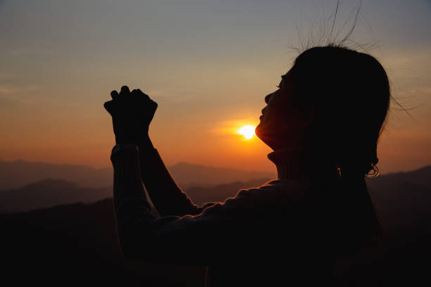 frauenverehrung bei sonnenuntergang - god freedom arms raised high angle view stock-fotos und bilder