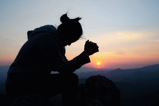 istock woman worship on sunset 1410773021