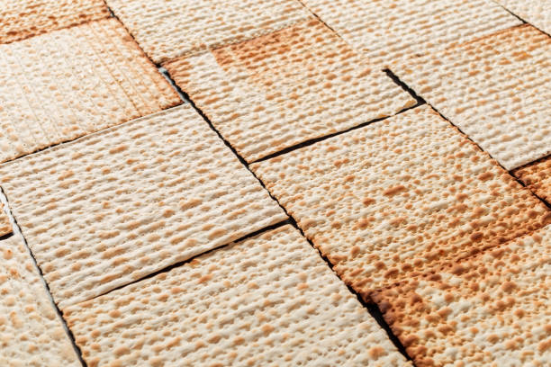 consistenza della matzah ebraica pasquale (pane azzimo). simbolo della pasqua ebraica. - passover seder judaism afikoman foto e immagini stock