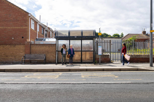 meeting family at the bus stop - bushalte stockfoto's en -beelden