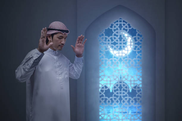 muslim man with keffiyeh with agal in praying position (salat) - salah 個照片及圖片檔