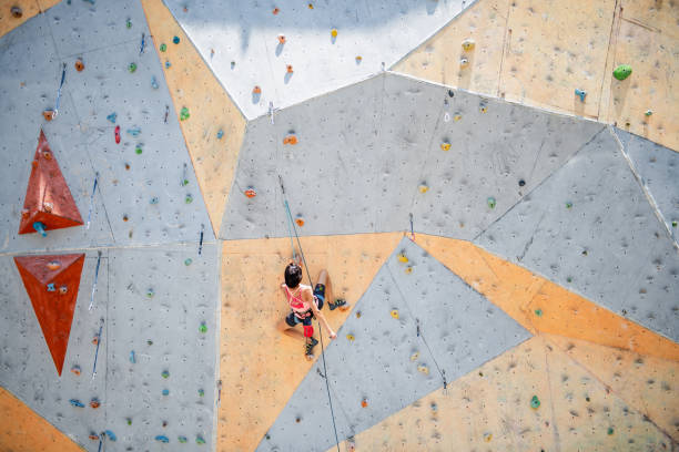 sportswoman wspinaczka poruszająca się po stromej skale, wspinająca się po sztucznej ścianie. - muscular build rock climbing mountain climbing women zdjęcia i obrazy z banku zdjęć