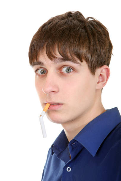 подросток со сломанной сигаретой - cigarette addiction shock smoking стоковые фото и изображения