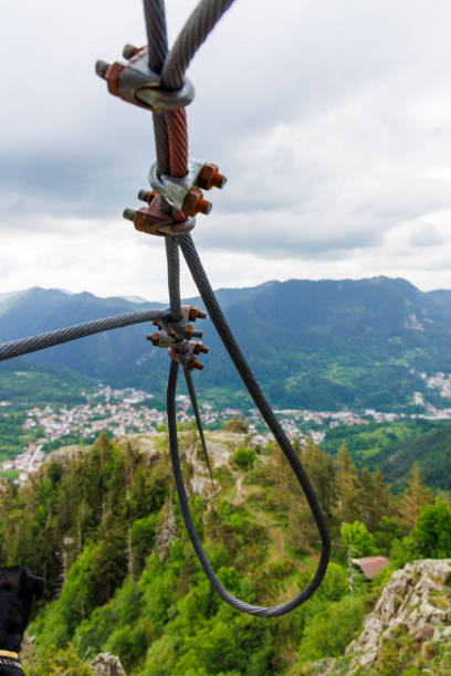 kabel mit befestigung mit schrauben und muttern von, im freien - chain flexibility strength cloud stock-fotos und bilder